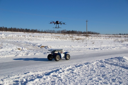 Полёт Квадрокоптера над колёсным роботом